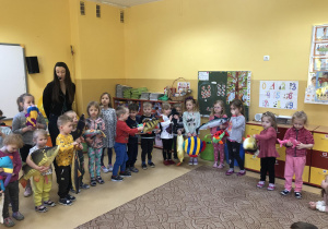 Dzieci stoją i śpiewają piosenkę o zdrowym jedzeniu.